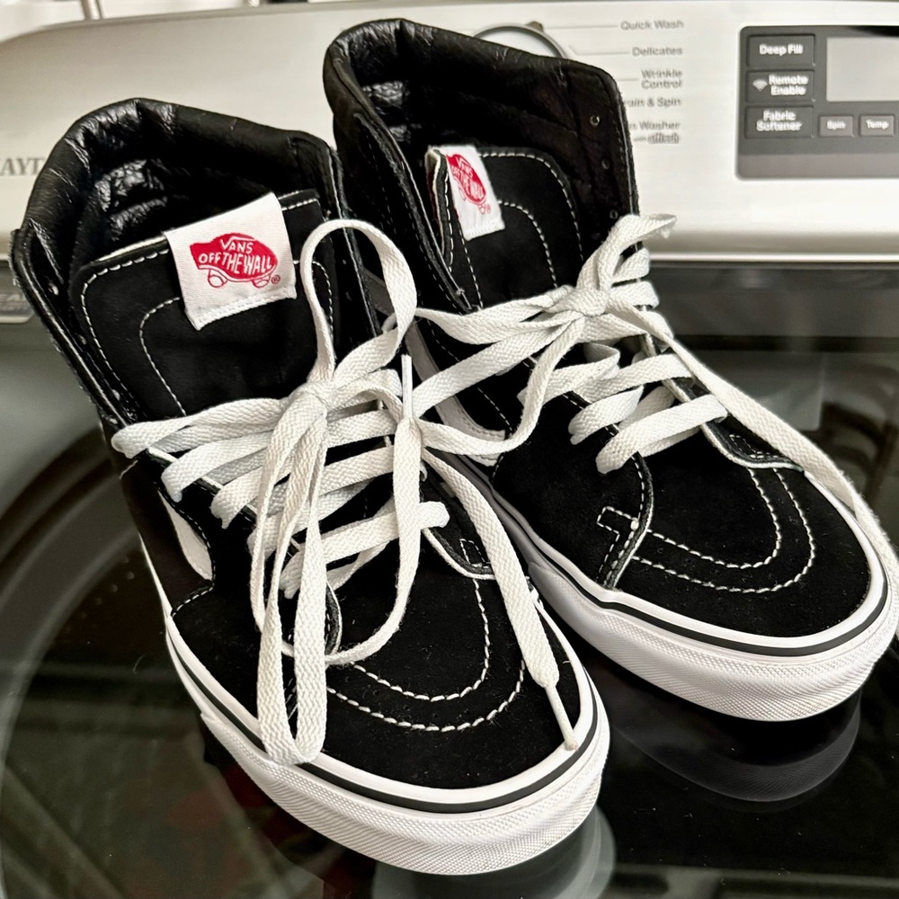 Vans Black and White Sneakers Iconic Low-Top Design